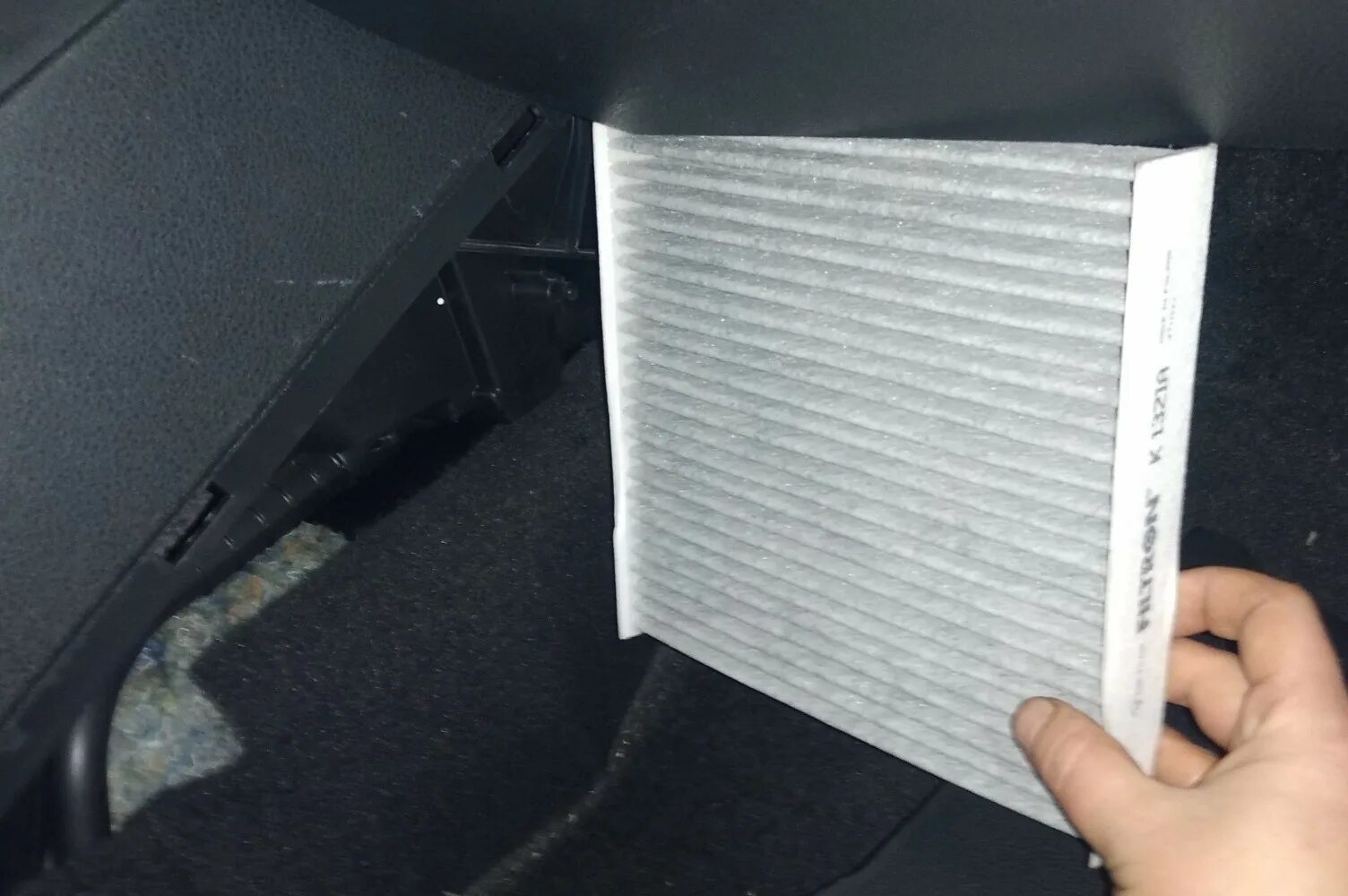 Салонный фильтр в toyota ipsum 2006г. Фильтр салонный камри 50 2. Салонный фильтр лада гранта 2019. Как ставится салонный фильтр. Как ставится салонный фильтр.