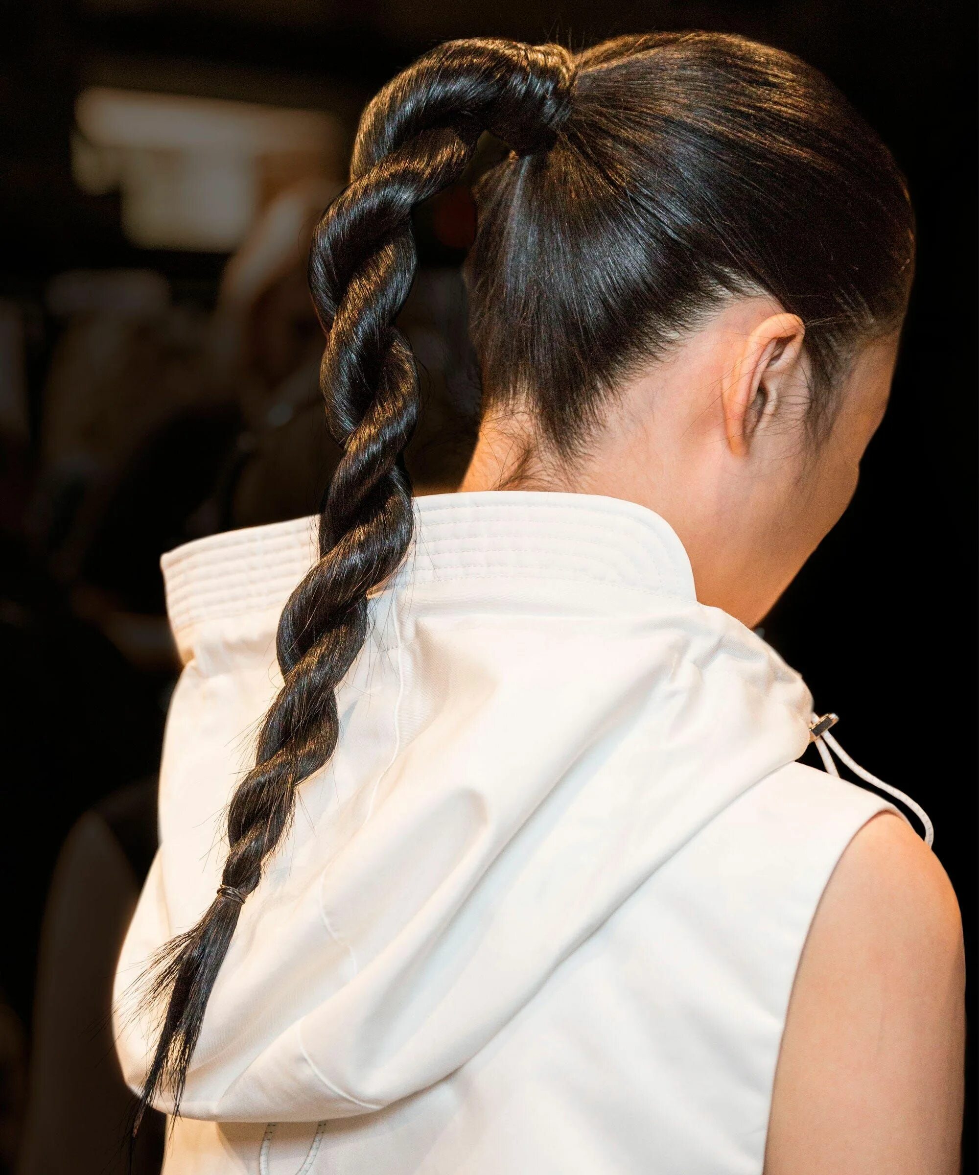 Блейк лайвли серьги. Хвост с косичками. Блейк лайвли с хвостом. Колосок рыбий хвост. Fishtail braid.