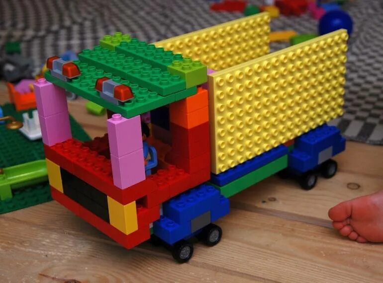 Конструктор машины строить. Машинка из конструктора. Конструктор машины строить. Конструктор машины строить. Lego duplo 10570.