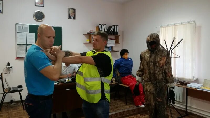 Самооборона брянск. Палка для самообороны. Уроки самообороны. Приёмы уличной драки. Самооборона брянск.
