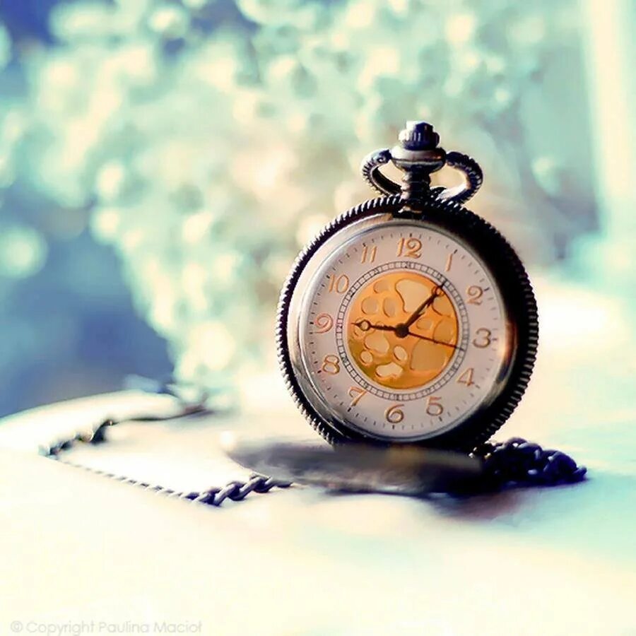 Время перемен картина. Новый год время перемен. А время уходит. Нет времени. Быстротечность времени.