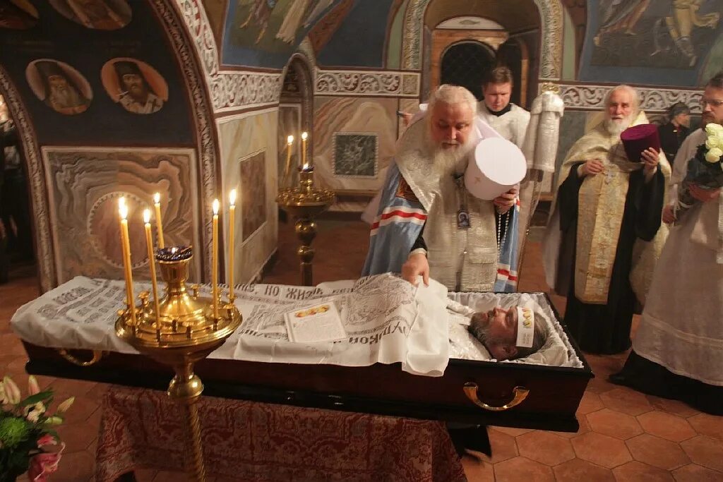 Подавать панихиду