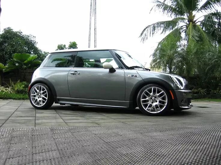 Мини массажер. Mini re. Мини купер р56. Мини купер r53. Мини купер кантримен 2012.