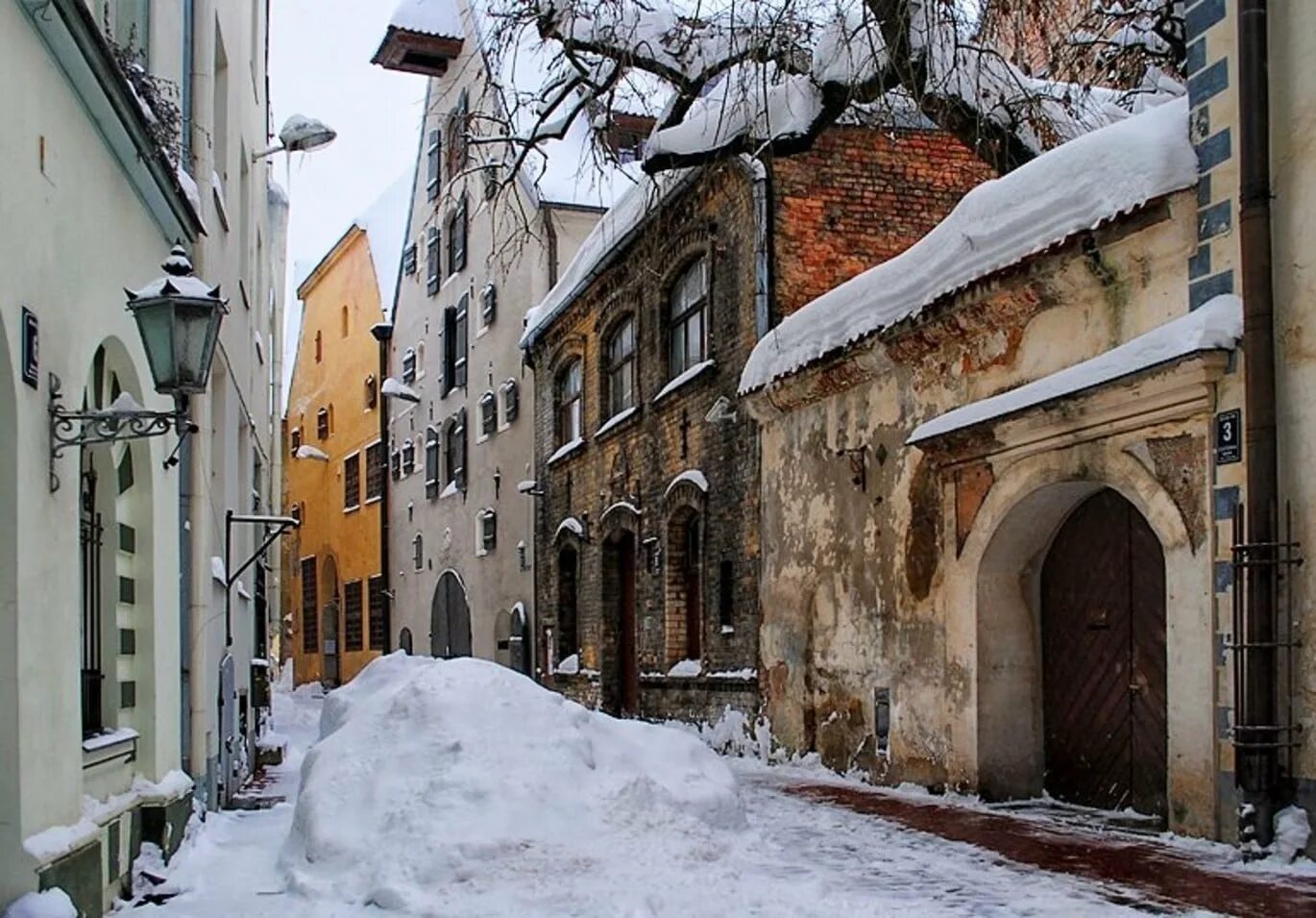 Е рига. Старый город таллин улочка. прибалтика таллин улицы. рига старый город. рига окраины.