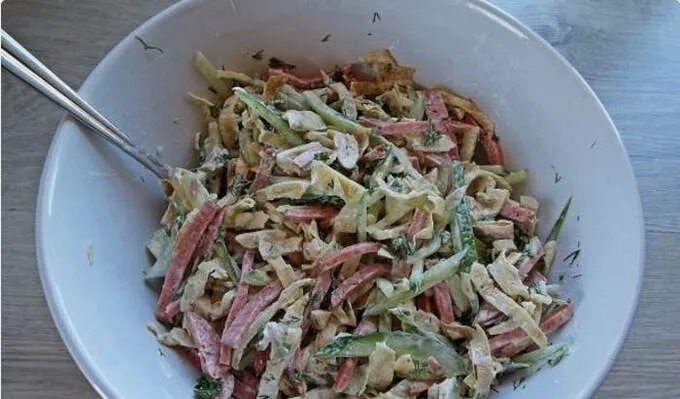 салат с блинчиками. салат блинный с курицей. салат с блинчиками из яиц. салат с блинчиками из яиц. салат яичными блинами и копченой.