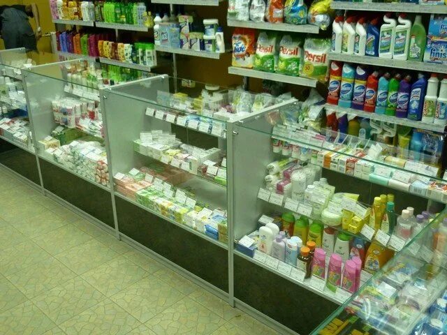 Прилавка для магазина хозтоваров. Торговое оборудование для магазина. Витрина магазина хозтоваров. Оборудование для магазина продуктов. Хозмаг витрина.