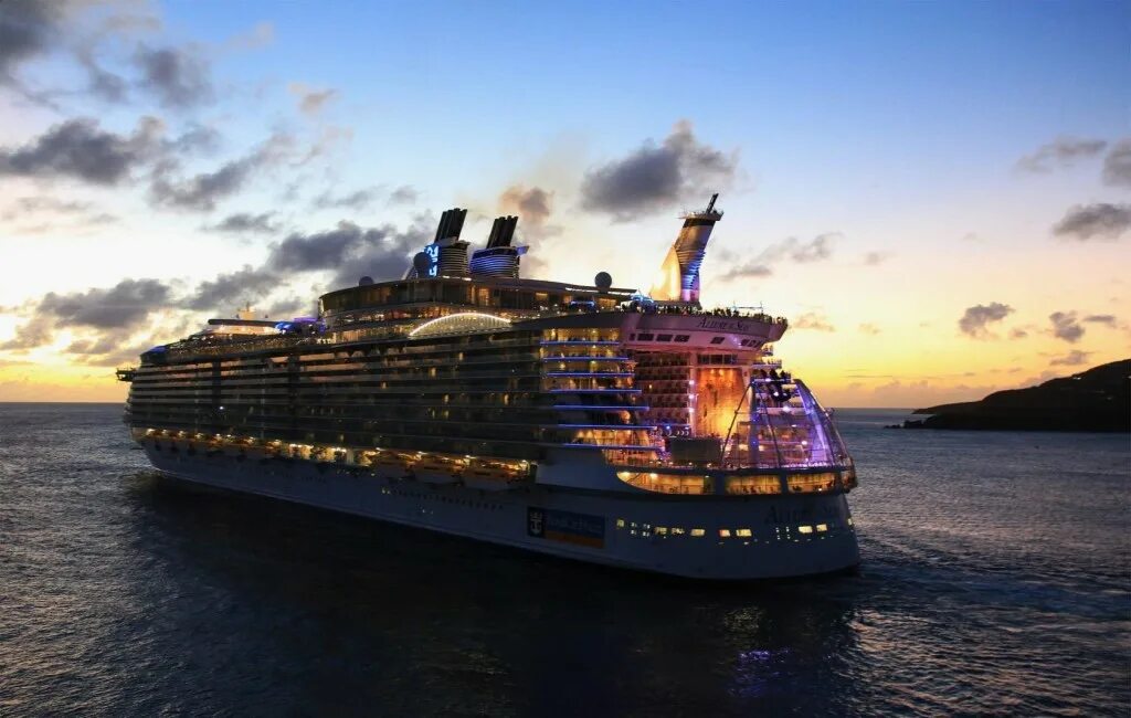 Квант морей круизный лайнер. Корабль круизный лайнер бассейн. Круизный лайнер гармония морей/harmony of the seas. Гармония морей самый большой круизный лайнер. Самый крутой круизный лайнер в мире.