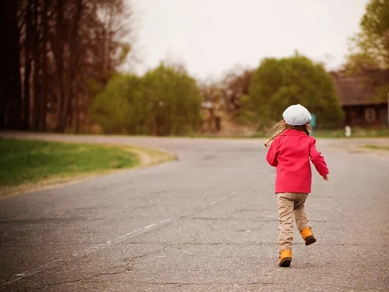 Маленькие дети на дороге. Ребенок выбежал на дорогу. Ребенок бежит на дорогу. Ребенок один на дороге.