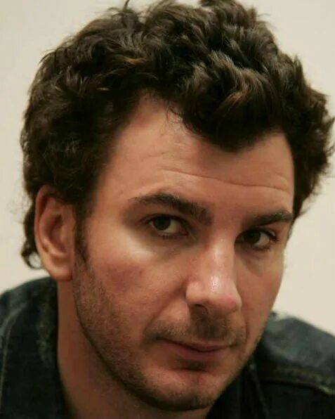 Кирсанов микаэль. Микаэль юн. Микаэль юн актер. Курьер фильм франция 2009. Микаэль юн актер.