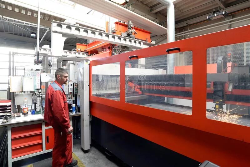 Работа оператор лазерной резки. Оператор плазменного станка hypertherm. Оператор станка с чпу (лазерная резка металла). Оператор лазера чпу. Оператор лазерного станка с чпу.