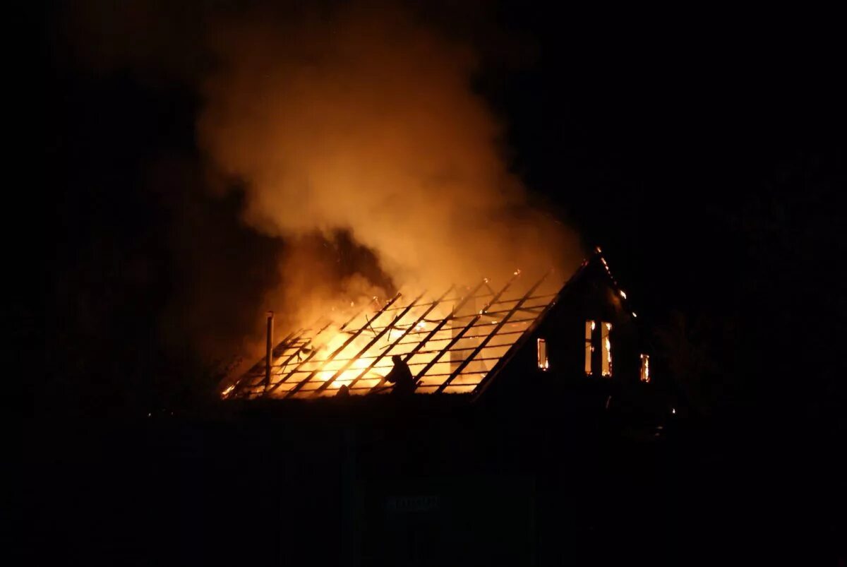 Пожар в доме. Горящие дома ночью. Дом в огне. Дом горит. Горящий дом.