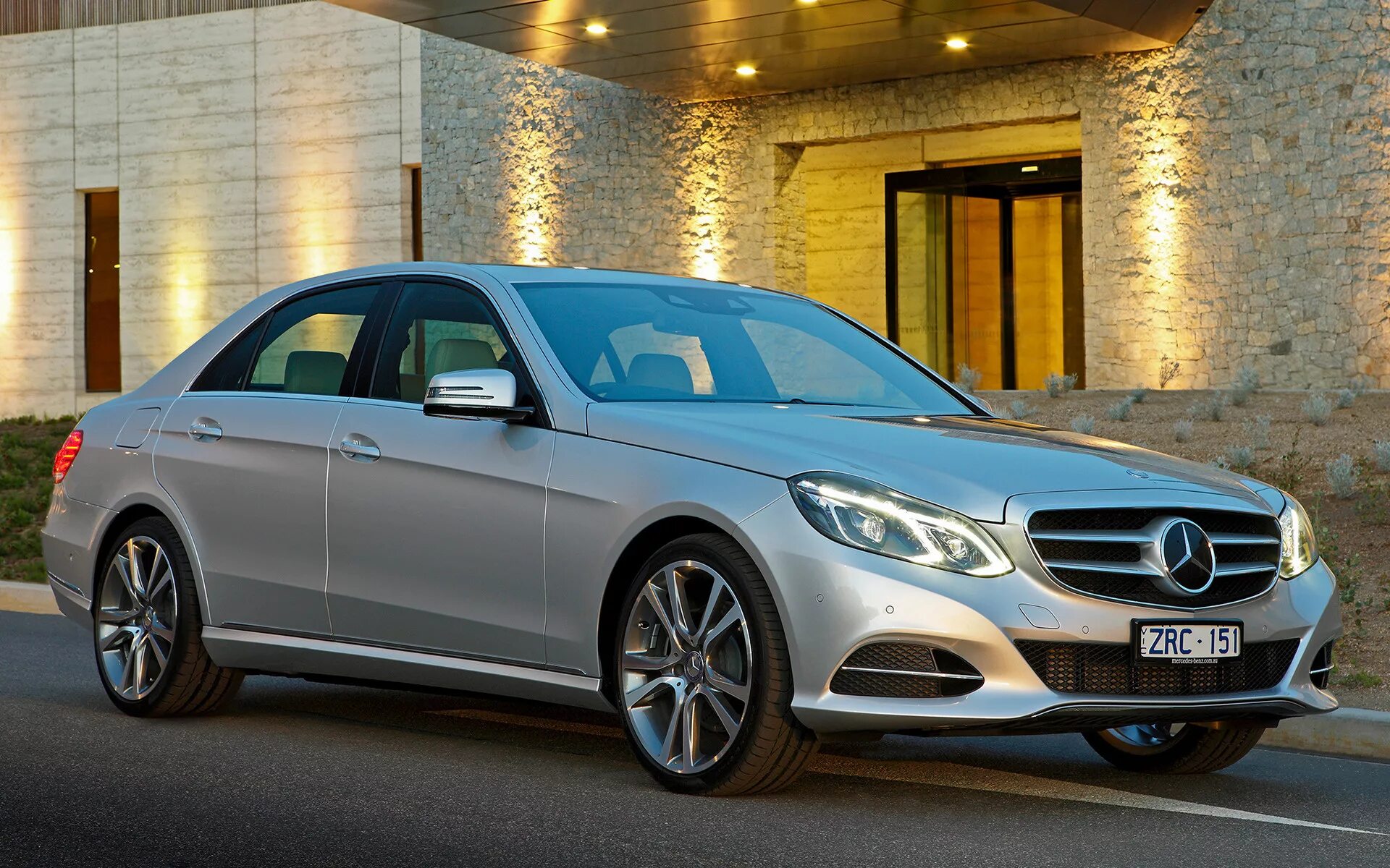 Купить мерседес е новый. Mercedes-Benz e-class 2015. Мерседес е класс 2015. Mercedes e class 2015. Мерседес-Бенц седан е-class.