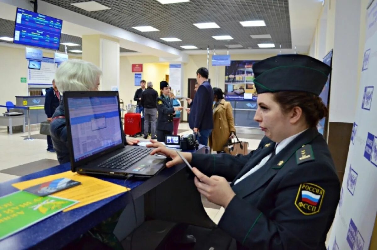 Приставы выезд за границу сумма. Невыезд за границу. Запрет на выезд за границу. Судебные приставы. Выезжать за границу.