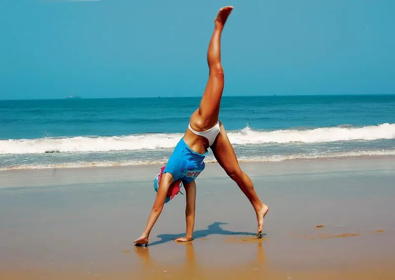 Девочки гимнастки на море фото Woman doing gymnastics on beach Stock Image F005/8755 Science Photo Librar