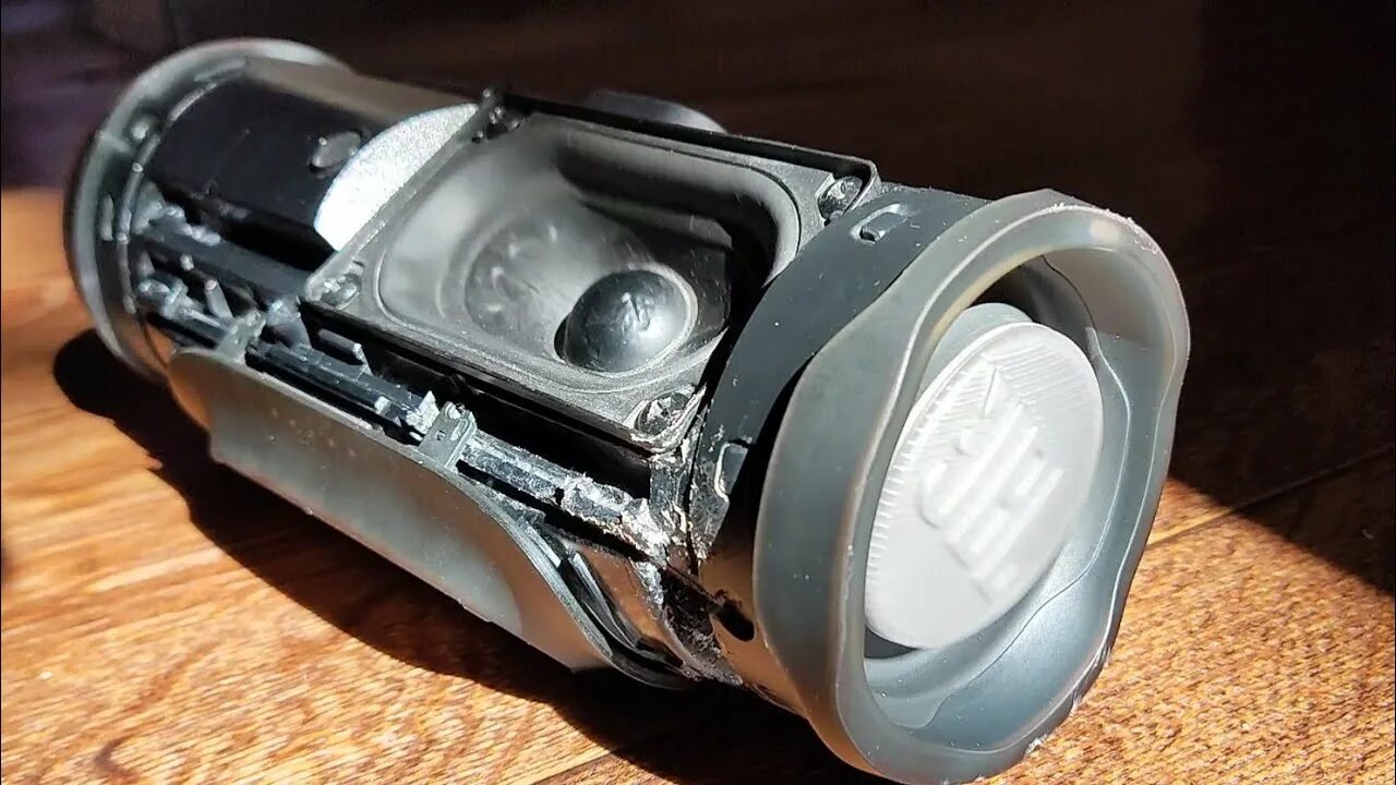 Как разобрать jbl 4. Jbl charge 5 внутри. jbl charge 5 разобранная. jbl charge 5 в разборе. jbl charge 4 внутри.