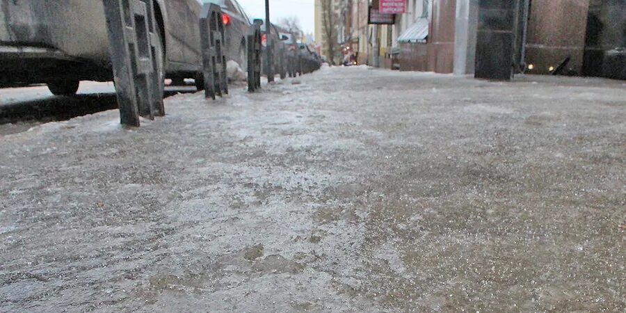 Есть ли гололед в краснодаре. Гололед в саратове. гололёд в саратове 2025. поземка на тротуаре. фото гололед в саратове.