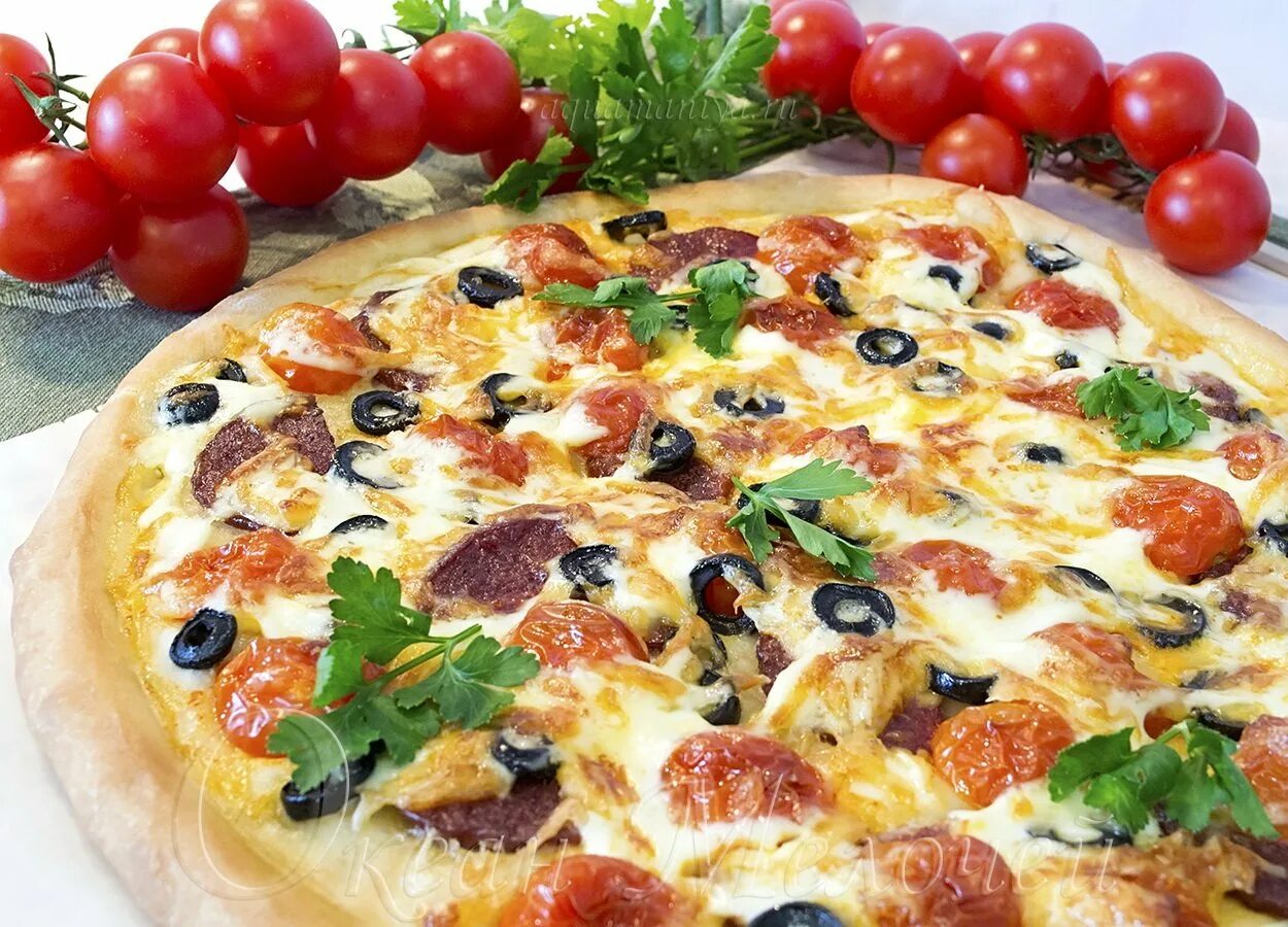 Сырная пицца с овощными начинками и уткой. Пицца овощная. пицца анапа. пицца на зеленом тесте. три пиццы.