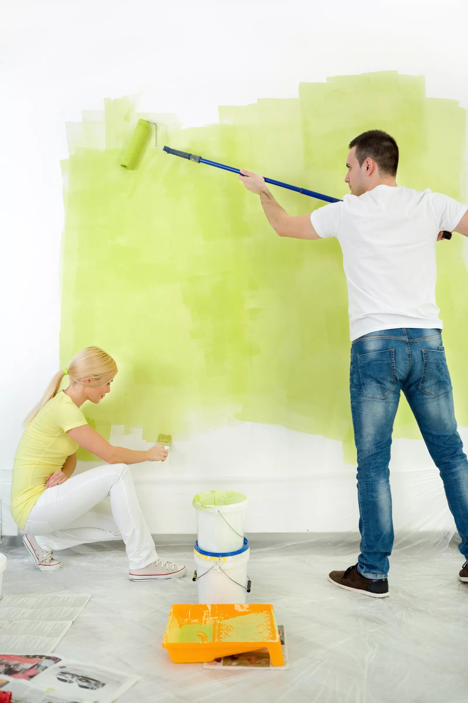 Ремонт покраска обоев. Краска для стен в квартире. Крашенные стены. Покраска стен в квартире. Окрашивание стен.