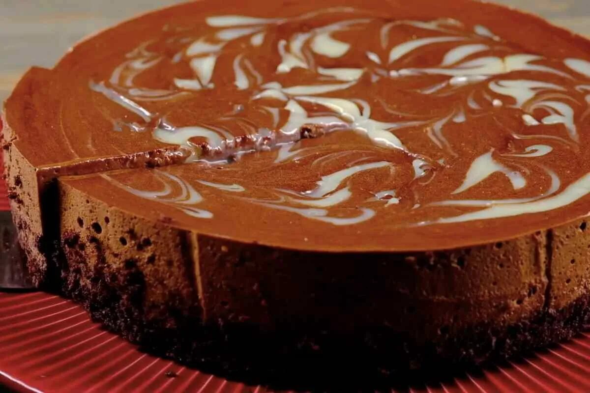 Глазурь классическая. Шоколадный пирог с кремом. Пирог с шоколадной глазурью. Шоколадный пирог с шоколадным кремом. Шоколадный пирог с шоколадной глазурью.