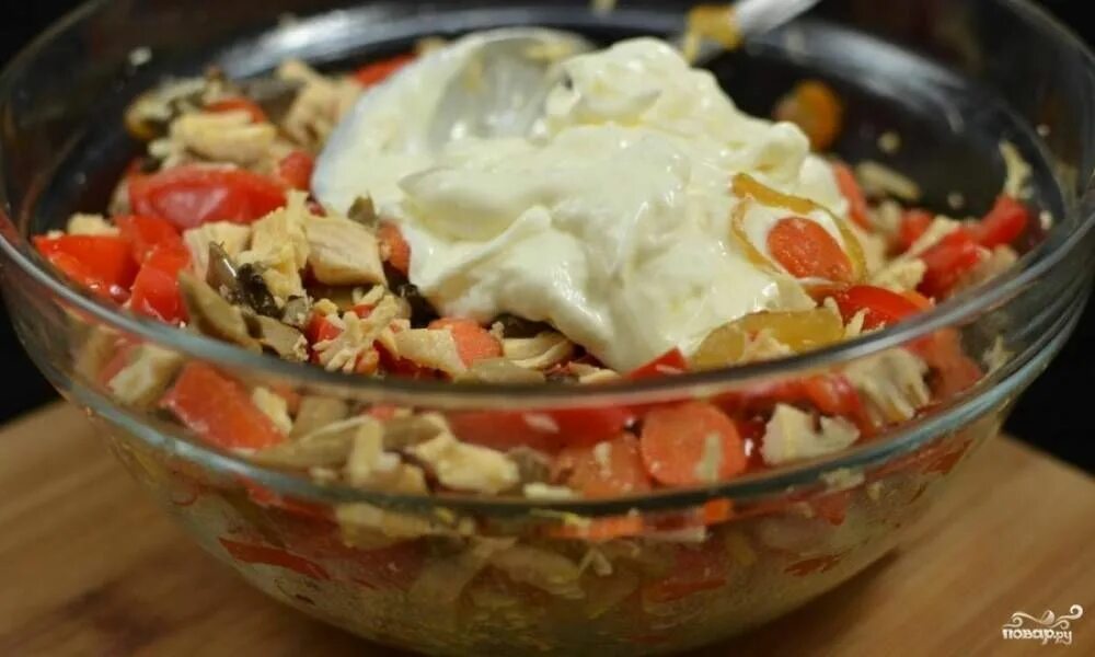 Салат наслаждение. Салат с куриной грудкой и болгарским перцем. Салат с яблоком. Салат с кетчупом и болгарским перцем. Салат с маринованным перцем.