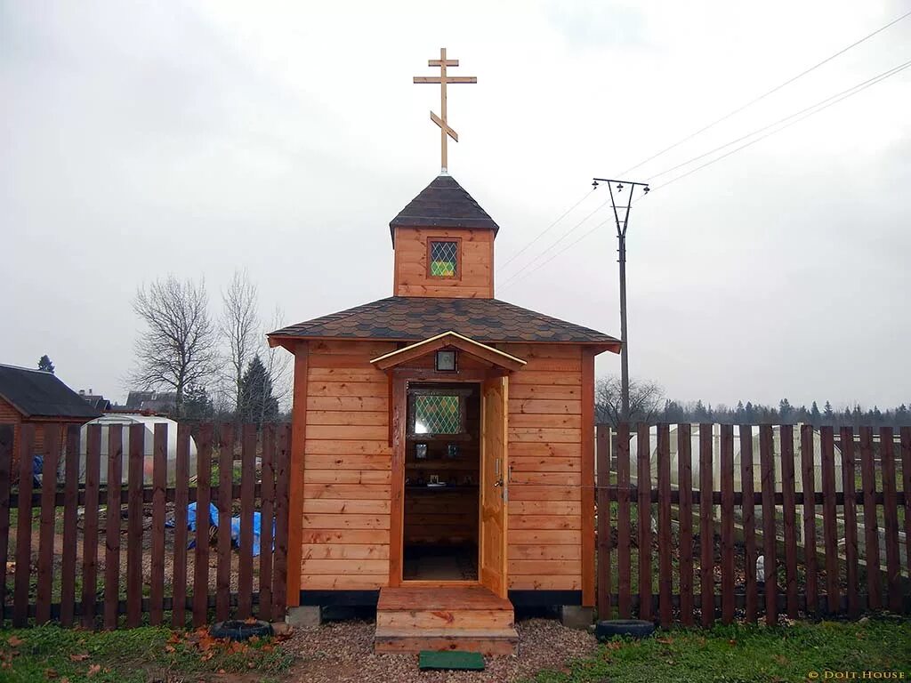 Маленькие часовни из дерева. Сделаем часовню. Открытие часовни. Часовня на участке. Часовня столб кольчугино.