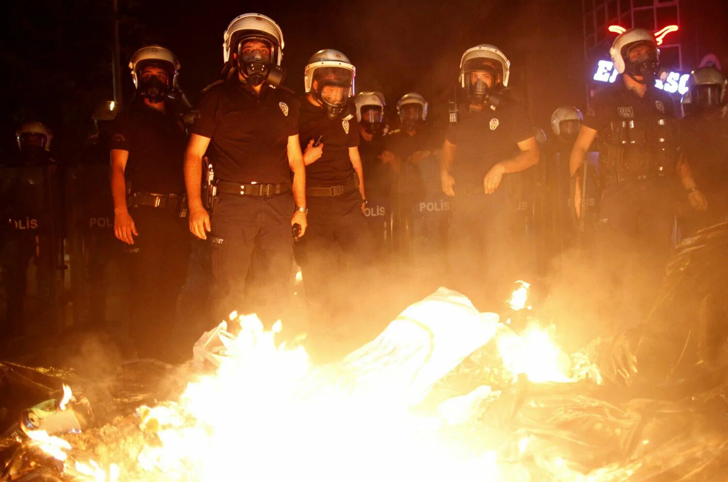 Беспорядки в турции. Протесты в Стамбуле 2013. Таксим беспорядки в Турции.