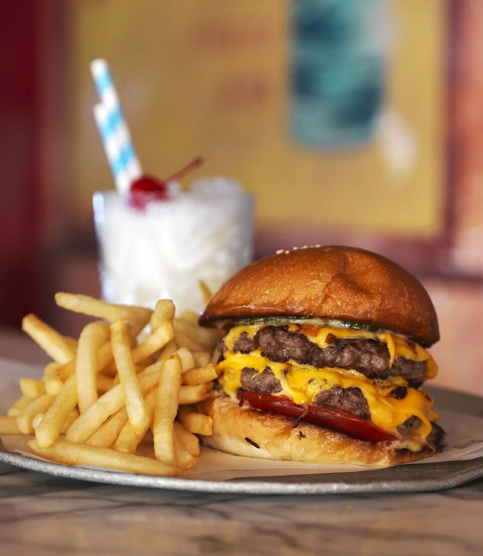 Коктейль бургер. Коктейль с бургером. Dairy queen burger. Молочный шейк бургер кинг. Бургеры коктейли.