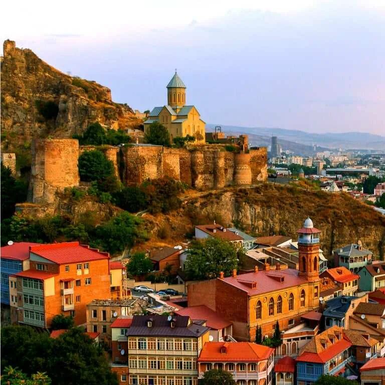 Где город тбилиси. Нарикала Грузия. Крепость Нарикала в Тбилиси. Столица Грузии Тифлис. Грузия столица Тбилиси достопримечательности.