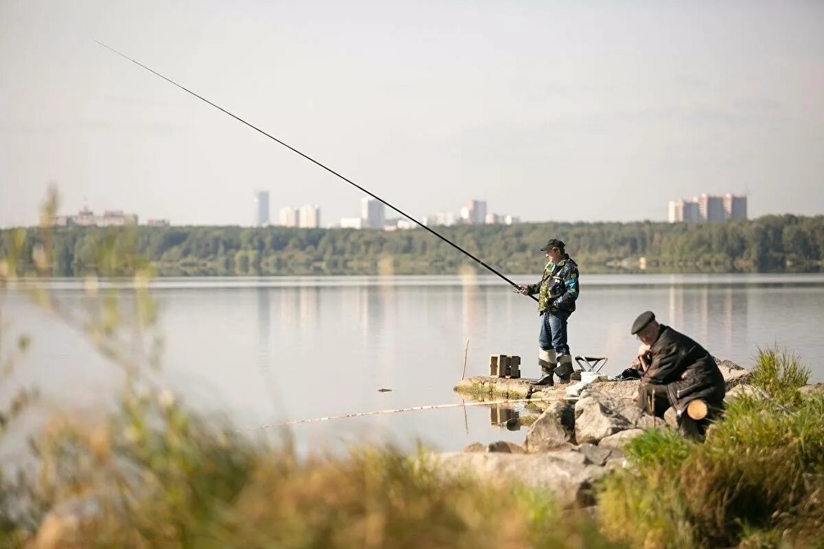 Можно ли рыбачить на водохранилище. Шершневское водохранилище рыбалка. рыбалка на шершневском водохранилище в челябинске. озеро синара рыбалка. рыбак на озере.