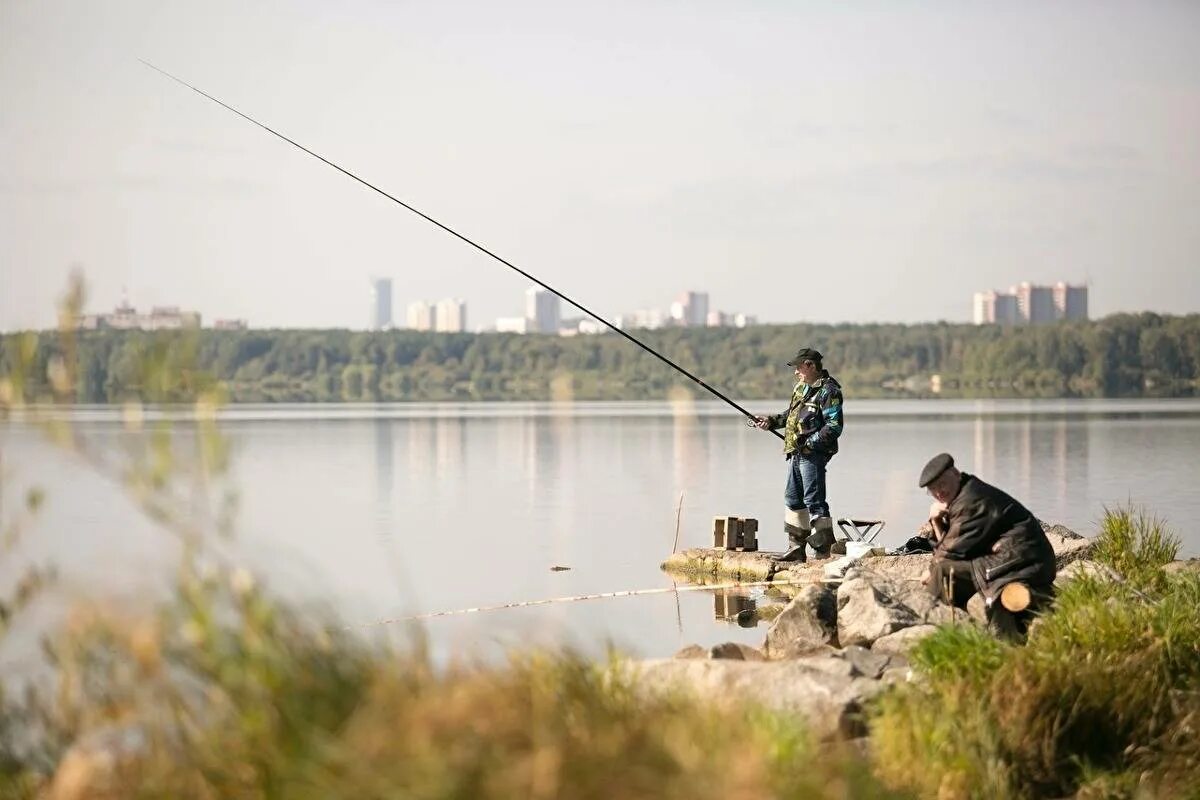 Шершневское водохранилище рыбалка. Рыбалка на Шершневском водохранилище в Челябинске. Озеро Синара рыбалка. Рыбак на озере. Можно ли рыбачить на водохранилище