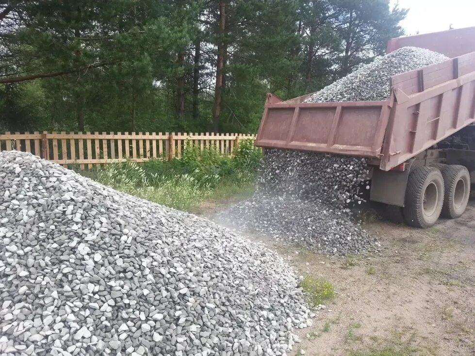 Доставка щебня по области цена. Щебень 5-20 КАМАЗ. Щебень гравийный 20-40. Щебенка фракции 20-40 10 кубов. КАМАЗ самосвал песок щебень.