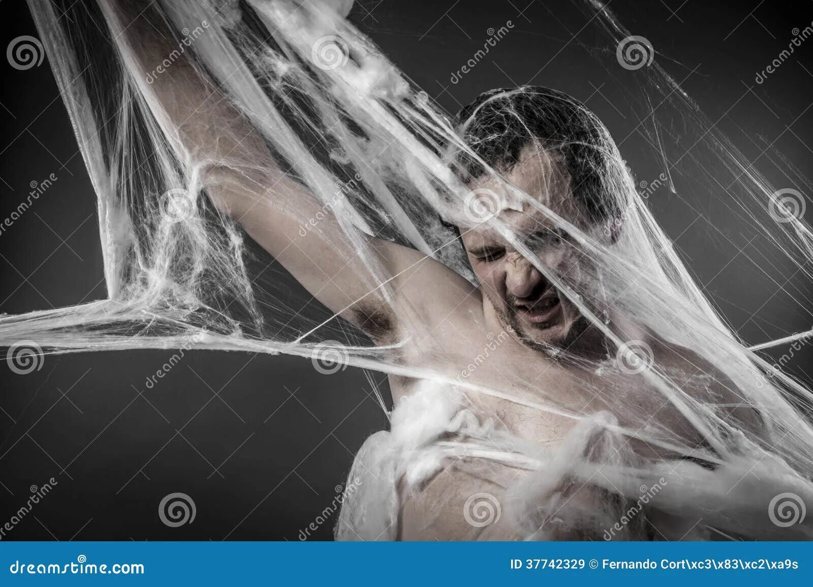 Настоящий мужчина. Человек запутанный в проводах. Парень запутался. Марионетка человек. Держит провода.