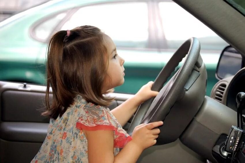 Мама говорит машина. Ребёнок за рулём автомобиля. Маленькая девочка за рулем. Маленькая девочкатза рулем. Маленький ребенок за рулем.