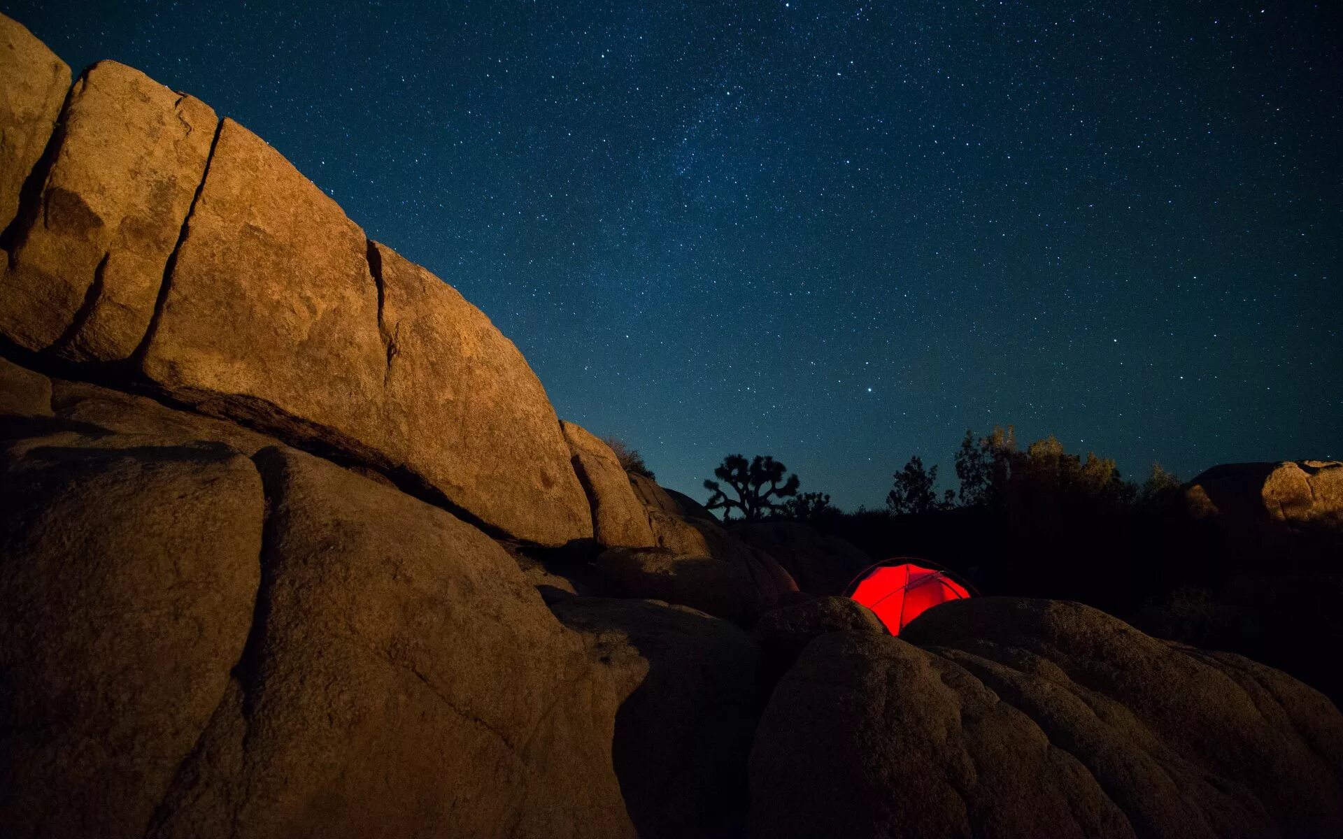 Night stone. Горы ночью. Скалы ночью. Палатка в горах. Камни ночью.