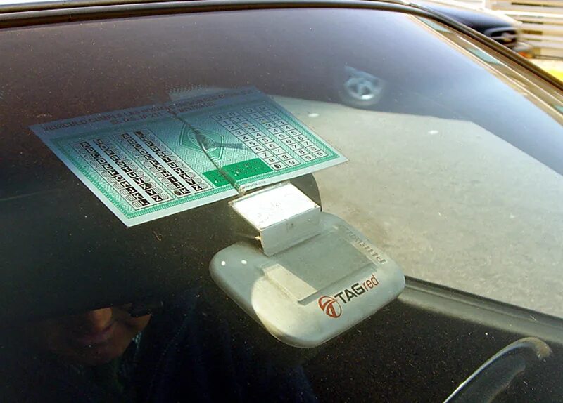 Как установить транспондер на легковой. Транспондер автодор на стекле. rfid метка на лобовое стекло. крепление транспондера на лобовом стекле. крепеж транспондера к стеклу.