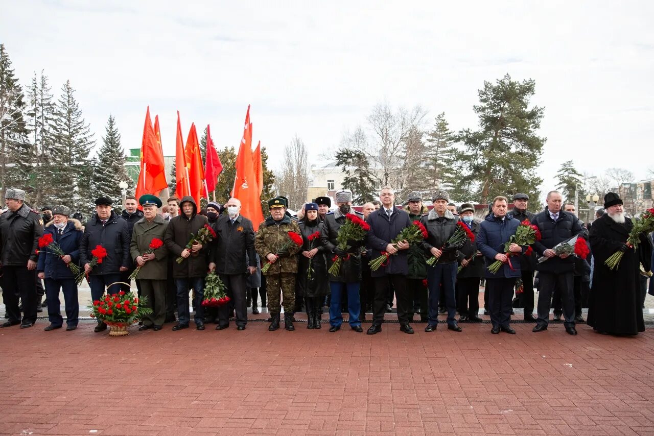 Митинг ставрополь. Ставрополь юнармейцы возложение цветов. Памятники посвящённые освобождению Ставрополья от немцев. Освобождение Ставрополья от фашистов. 21 Января 1943 освобождение Ставрополя.