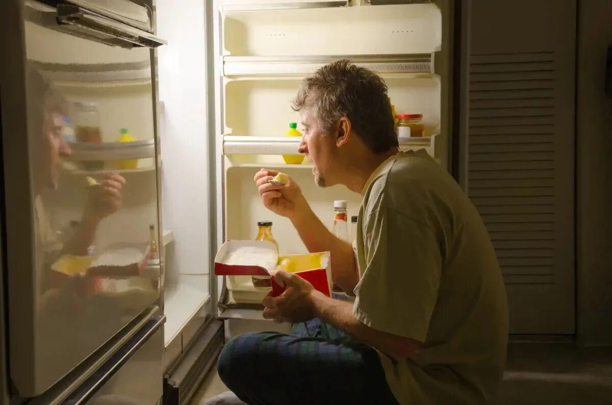 Человек у холодильника ночью. Открытый холодильник ночью. Человек ест ночью. Заглядывает в холодильник.