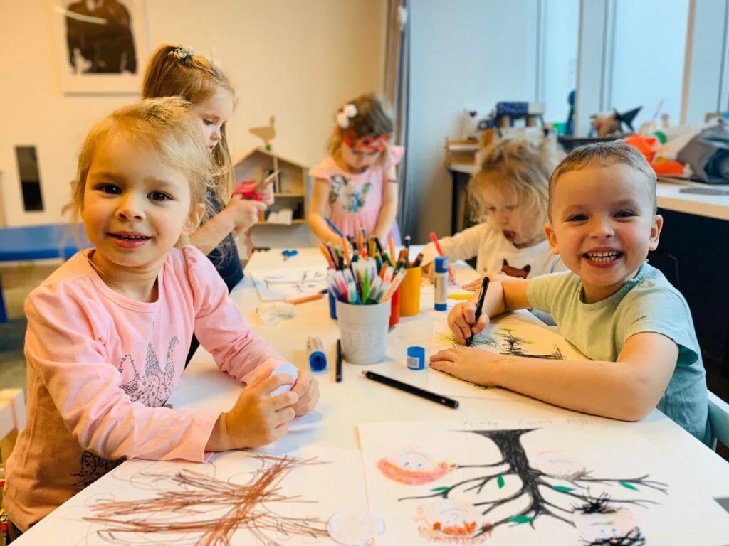 старшие дошкольники. места в детсадах. дети в детском саду. английская школа развития личности. курсы детский сад.