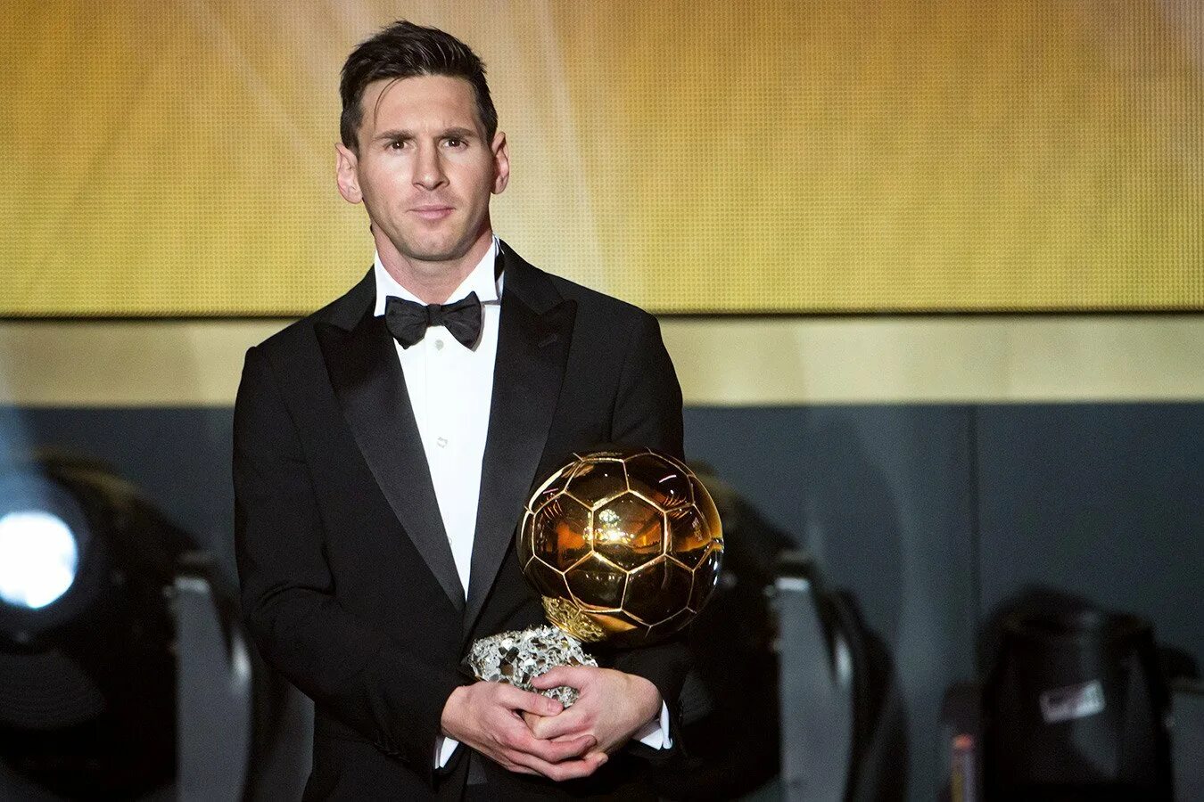 Лучший вратарь xx века получивший золотой мяч. Месси золотой мяч. messi золотой мяч 2025. золотой мяч мухаммед салаха. лионель месси золотой мяч.