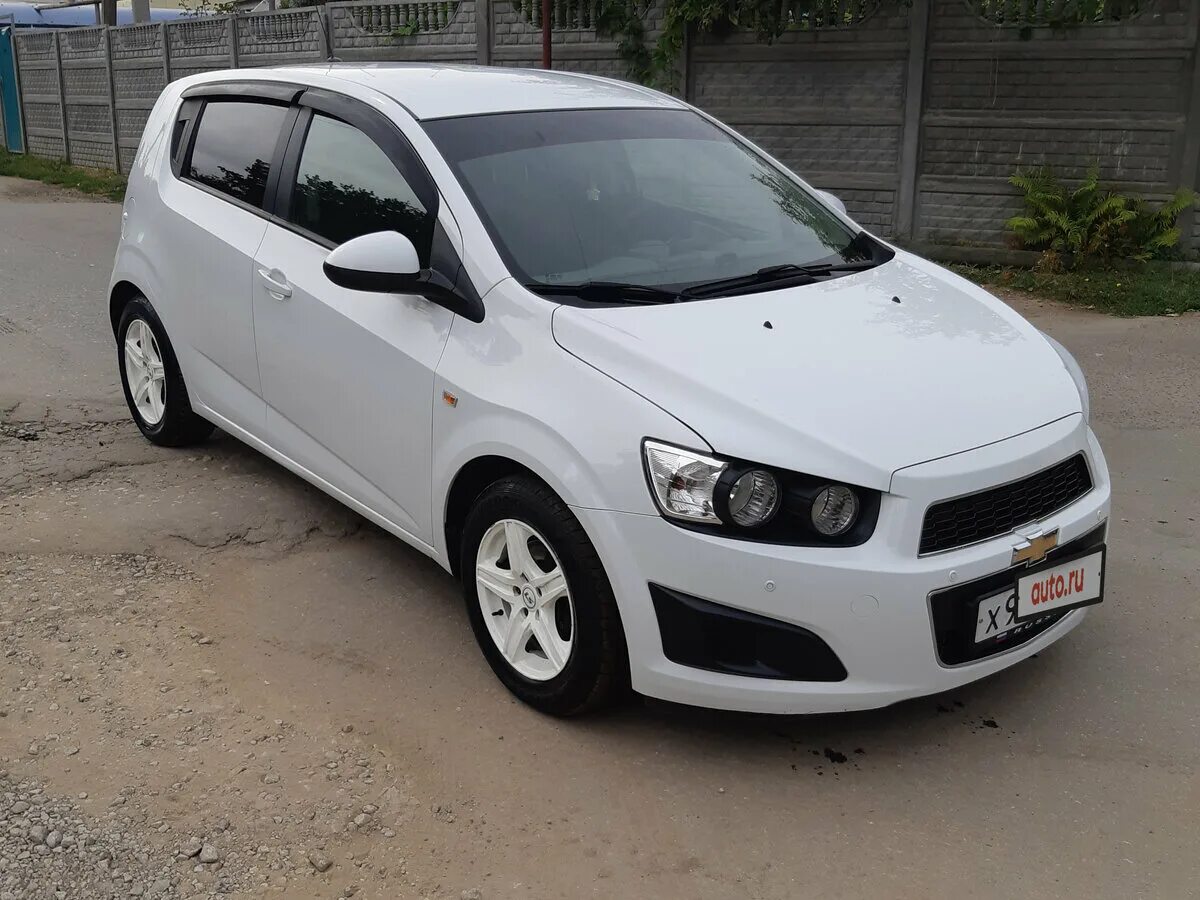 Шевроле хэтчбек с пробегом. Chevrolet Aveo 2012 белый. Chevrolet Aveo 2012 хэтчбек. Шевроле Авео хэтчбек 2012 автомат. Шевроле Авео 2007 хэтчбек белая.