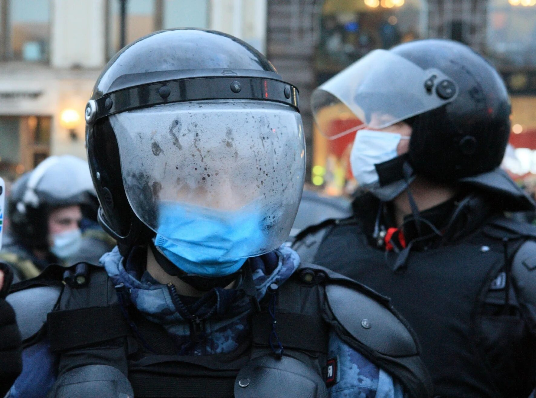 Крокодил омон машина. Забрал омон. Шлем омона. Шлем омоновца. Каска милиция.