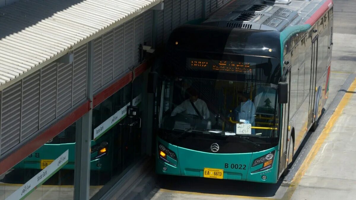 Автобус мекка. BRT (Bus Rapid Transit). Автобус в Мекке. Пешавар метробус. Автобус Ляньюньган БРТ.