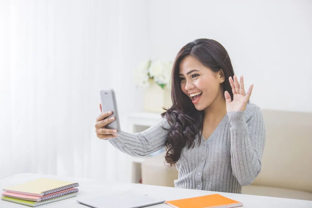 Видеть связи. Video call. Видеосвязь на компьютере. Видеозвонок на смартфоне. Девушка видеосвязь.