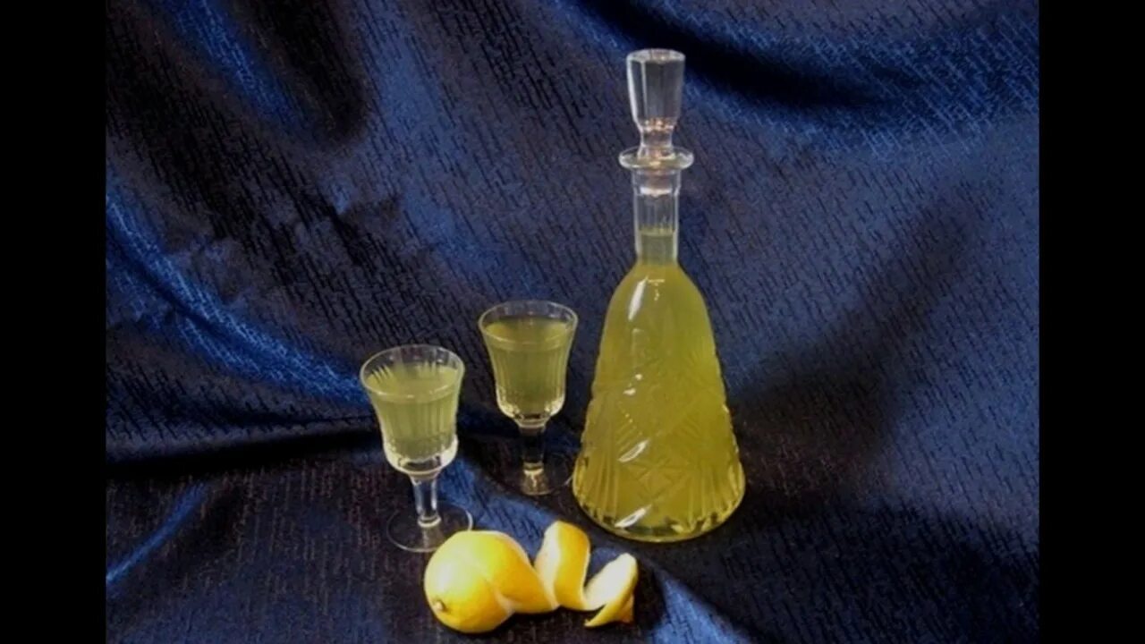 Рецепты приготовления лимончелло на самогоне. Лимончелло из самогона. Лимончелло в домашних условиях на самогоне.