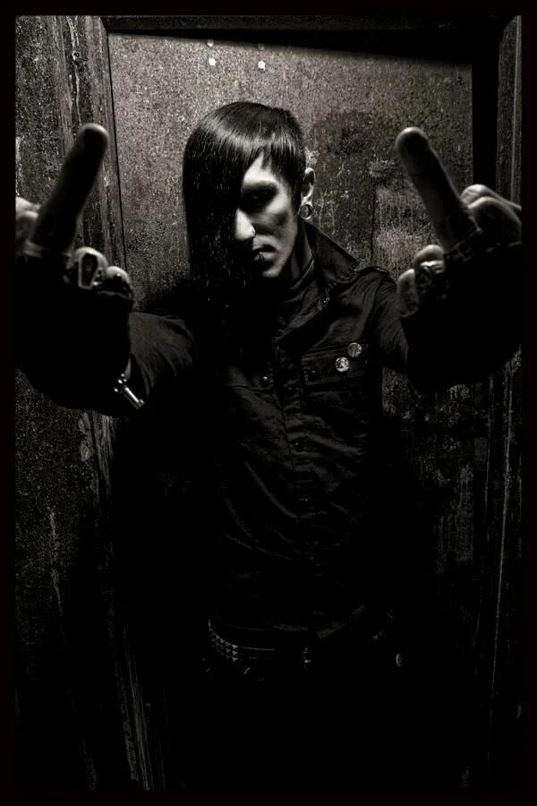 Motionless in white evil. Chris motionless. крис моушенлесс necessary evil. motionless in white фотосессии.