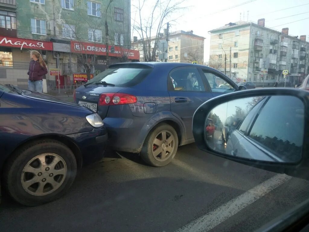 Авария на дзержинского сегодня. Перекресток Ленина Гайдара Дзержинск. Пересечение Ленина и Гайдара Дзержинск. Аварии Ленина Гайдара Дзержинск. Дзержинск проспект Ленина Гайдара.