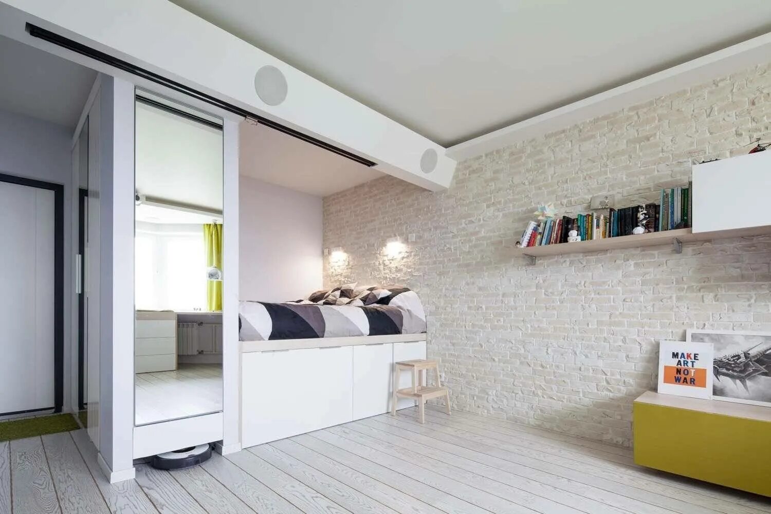 Дизайн квартиры 42. Кровать на подиуме в интерьере. Планировка комнаты с нишей. Кровать подиум в нише. Спальня на подиуме в однокомнатной квартире.