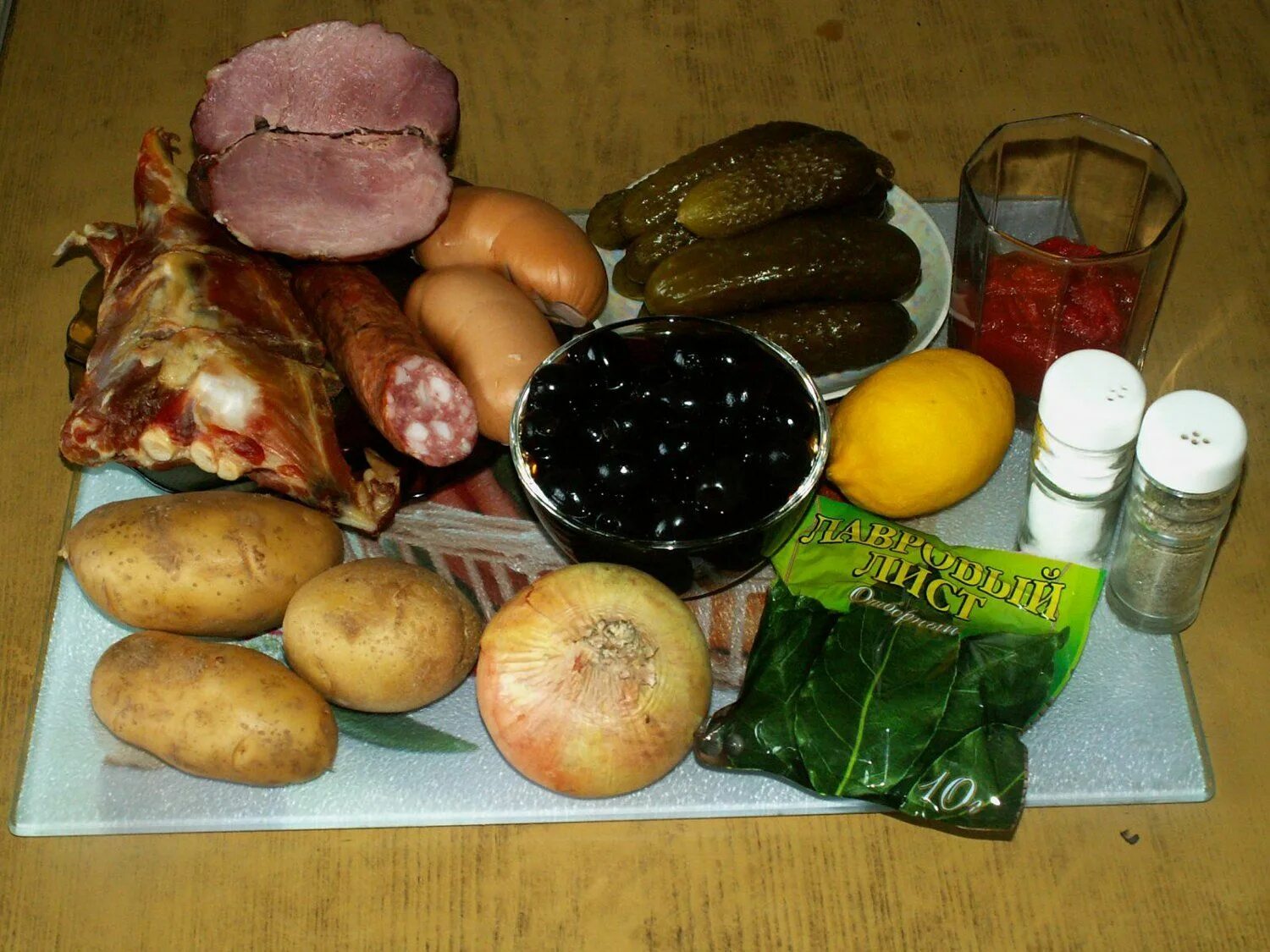 Солянка набор продуктов. Какие ингредиенты нужны для колбасы. Солянка набор продуктов. Солянка ингредиенты. Ингредиенты для солянки с колбасой.
