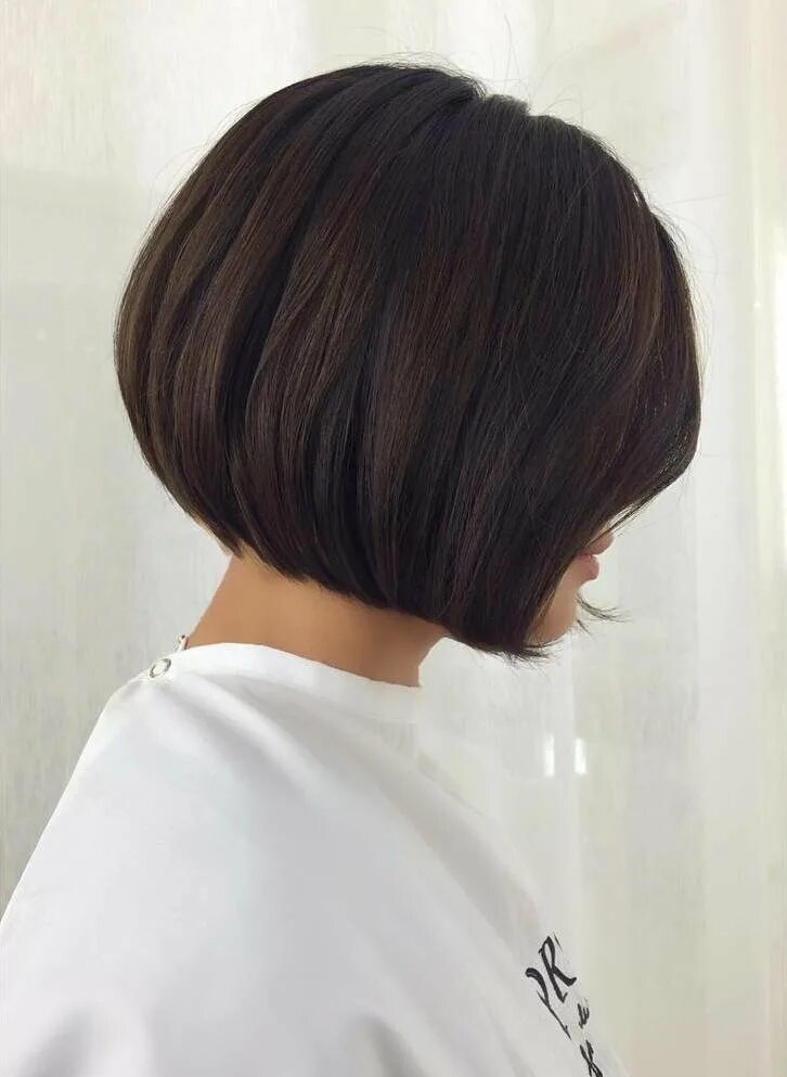 каре на ножке объемная с челкой. стрижка каре и стрижка боб каре. градуированное каре с челкой градуированное каре с челкой. каре на ножке объемная с челкой. стрижка боб с градуированным затылком.