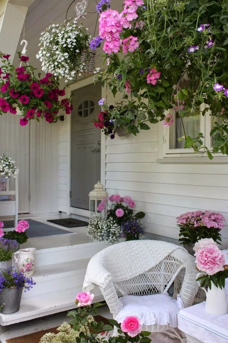 Дом с цветами розовый. Балкон шебби Шик. Балкон в стиле шебби Шик. Петуния Прованс. Петунии на веранде.